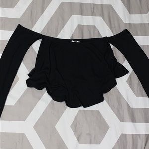 Black off the shoulder crop top✨